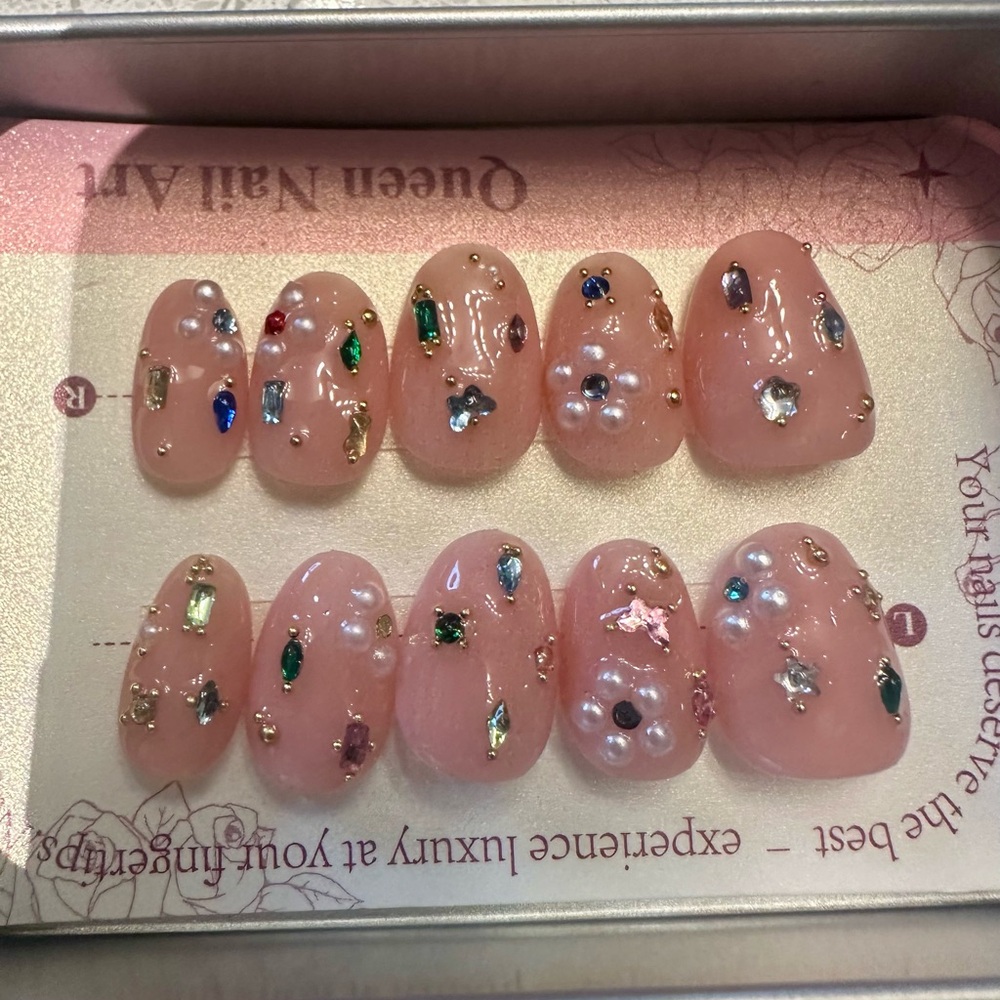 Luxury pearl & Gemstone press on nails. Short oval shape.